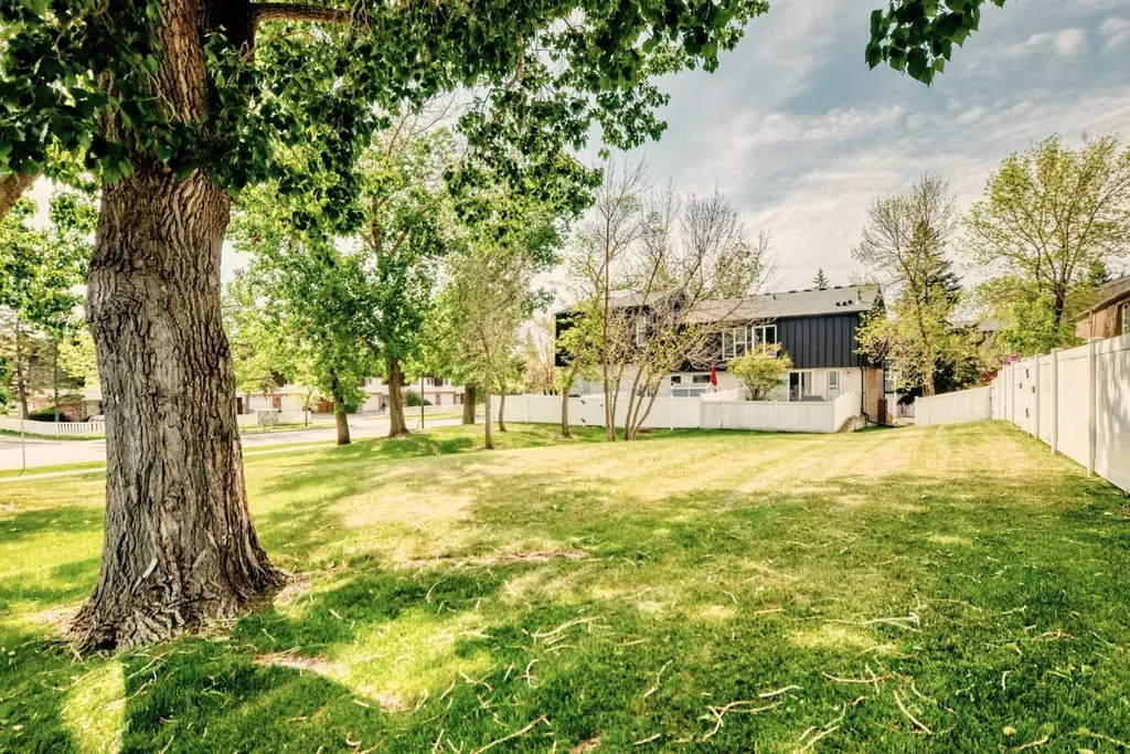 9 Brae Glen Court SW Calgary AB T2W 1B6