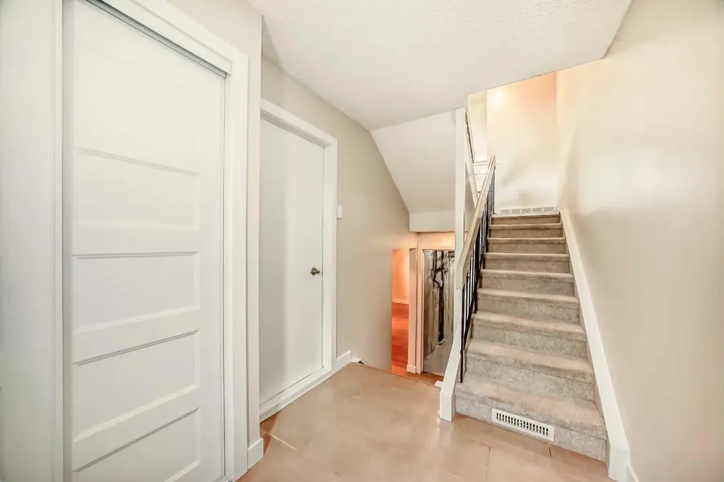 9 Brae Glen Court SW Calgary AB T2W 1B6