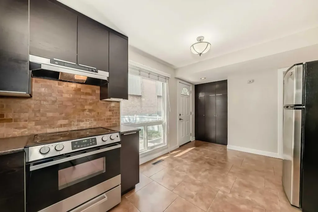 9 Brae Glen Court SW Calgary AB T2W 1B6
