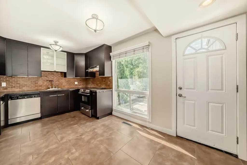 9 Brae Glen Court SW Calgary AB T2W 1B6