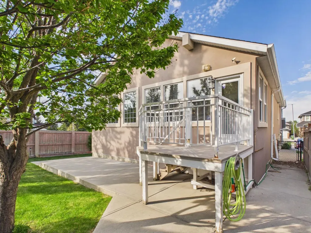 181 Panamount Hill NW Calgary AB T3K 5P5