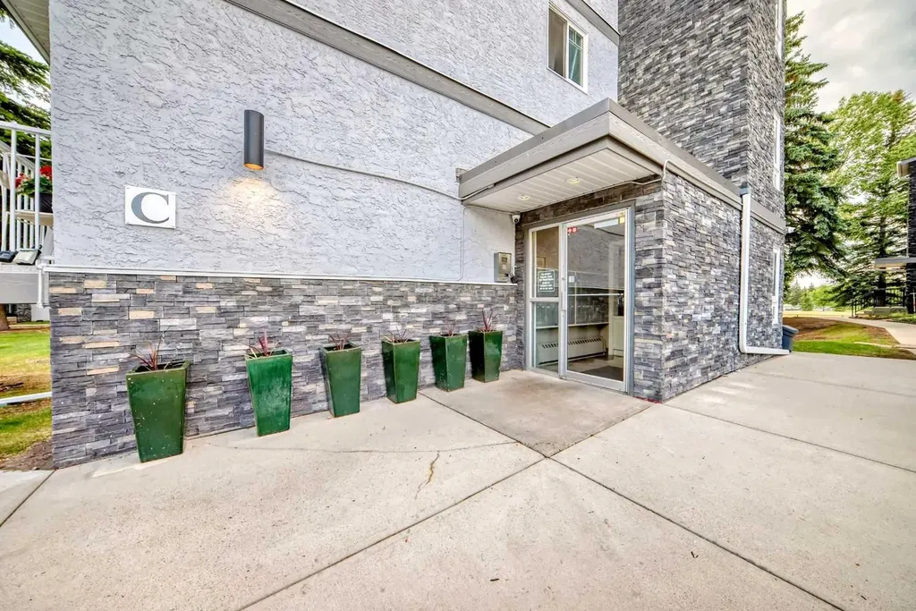 5601 Dalton Drive NW Calgary AB T3A 2E2
