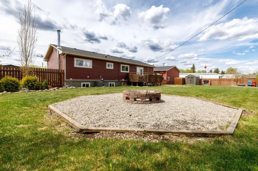 1805 27 Avenue Delburne AB T0M0v0