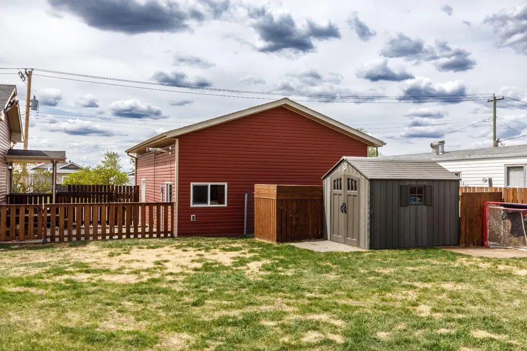 1805 27 Avenue Delburne AB T0M0v0