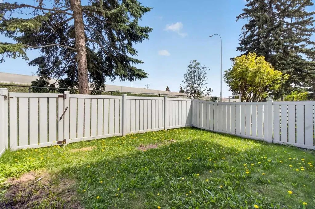 5340 17 Avenue SW Calgary AB T3E 6M3