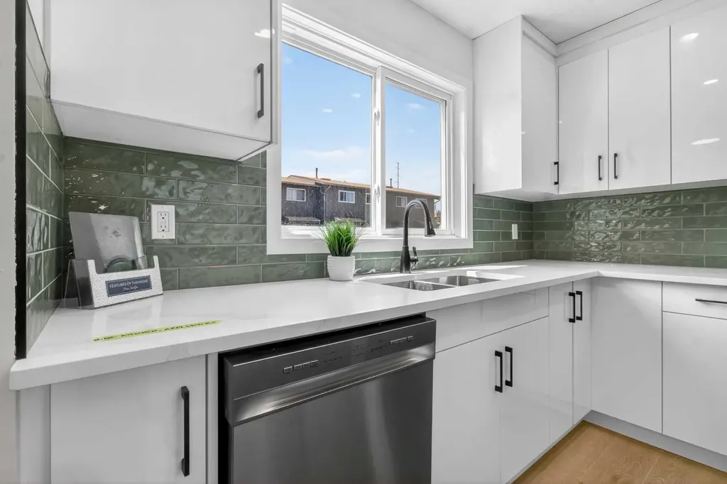 5340 17 Avenue SW Calgary AB T3E 6M3