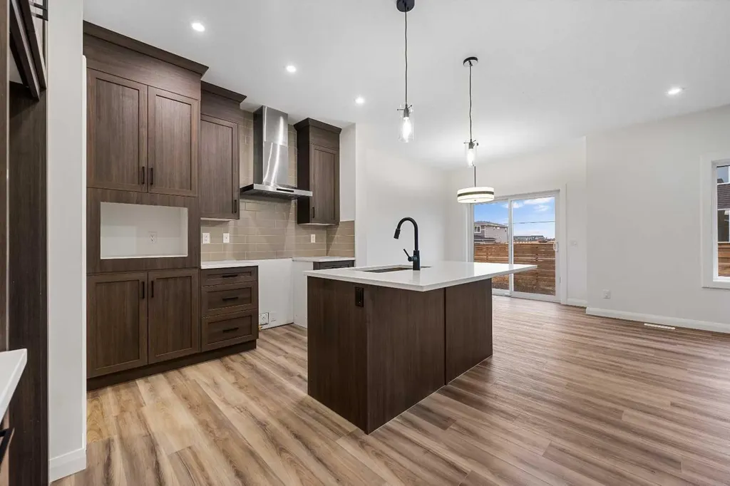 72 Dawson Wharf Mount Chestermere AB T1X2X6