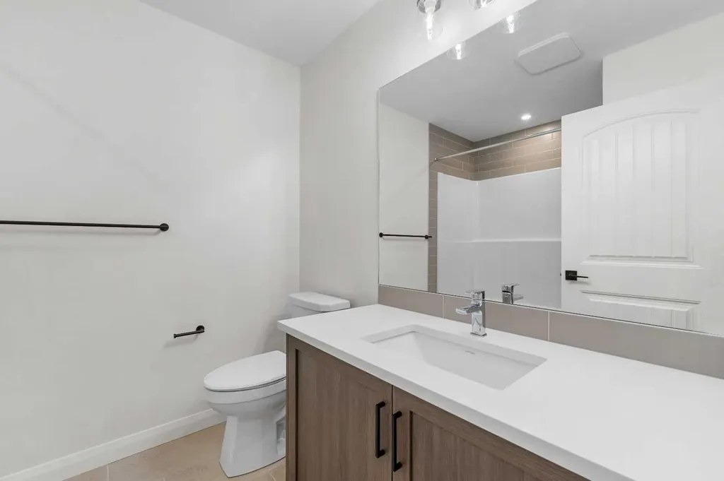 72 Dawson Wharf Mount Chestermere AB T1X2X6