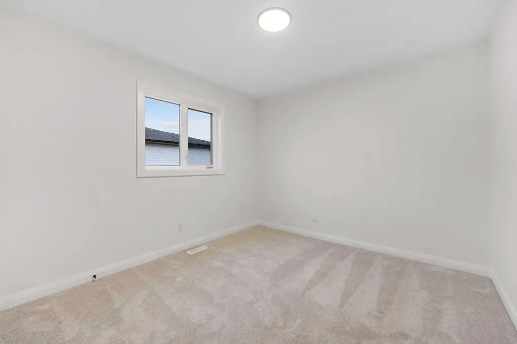 72 Dawson Wharf Mount Chestermere AB T1X2X6
