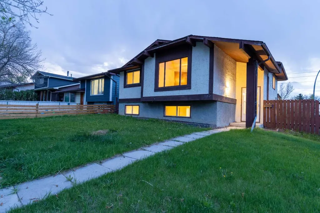 1132 Berkley Drive NW Calgary AB t3k1e4