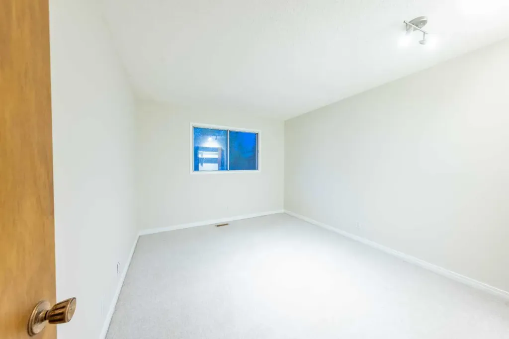 1132 Berkley Drive NW Calgary AB t3k1e4