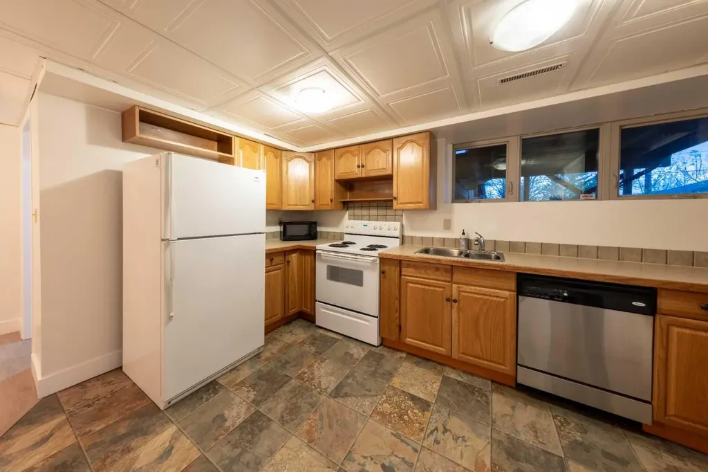 1132 Berkley Drive NW Calgary AB t3k1e4
