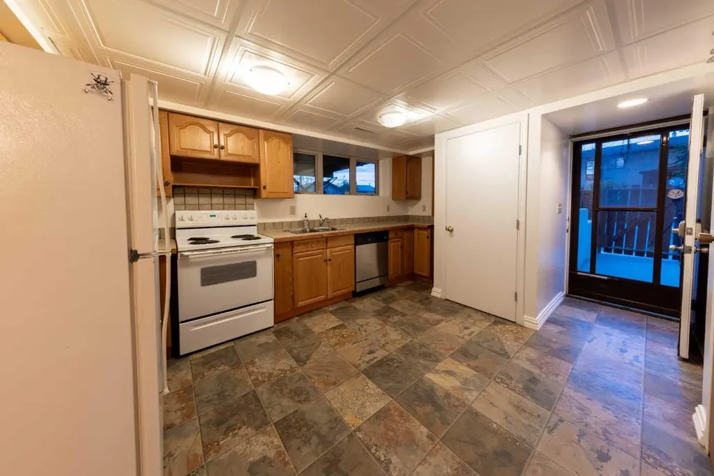 1132 Berkley Drive NW Calgary AB t3k1e4