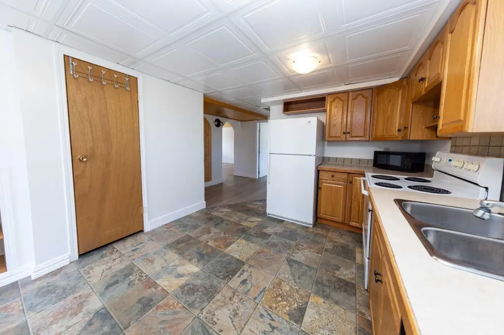 1132 Berkley Drive NW Calgary AB t3k1e4