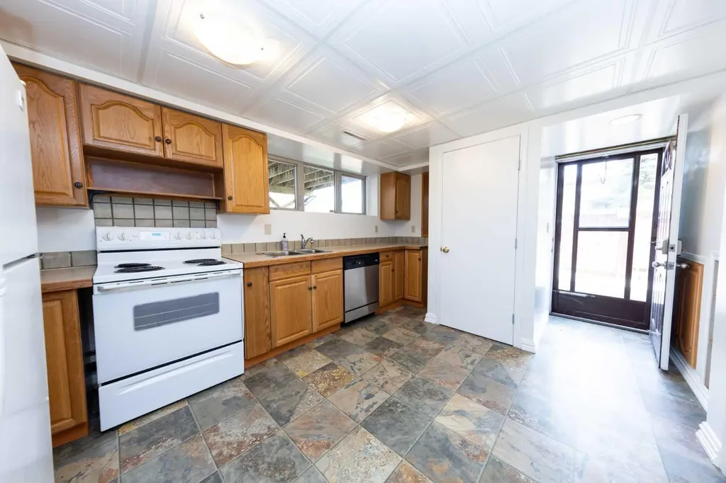 1132 Berkley Drive NW Calgary AB t3k1e4