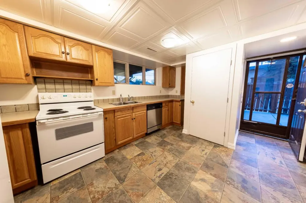 1132 Berkley Drive NW Calgary AB t3k1e4