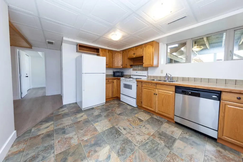 1132 Berkley Drive NW Calgary AB t3k1e4