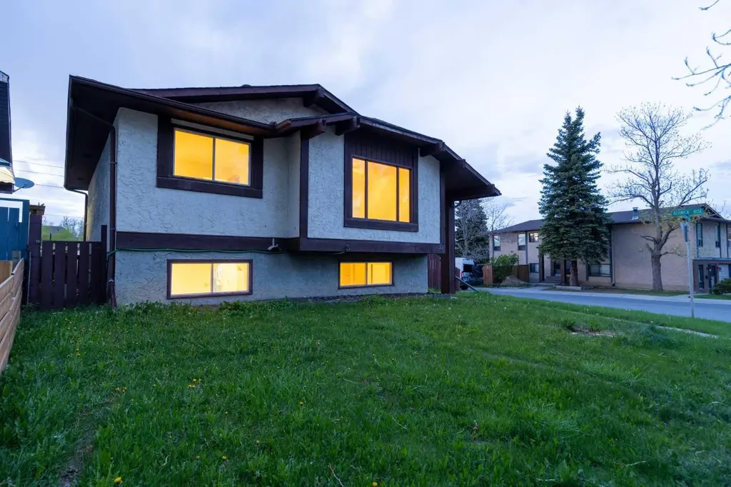 1132 Berkley Drive NW Calgary AB t3k1e4