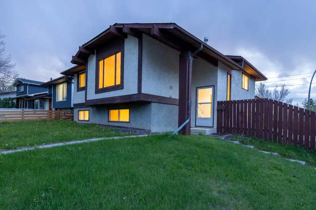 1132 Berkley Drive NW Calgary AB t3k1e4