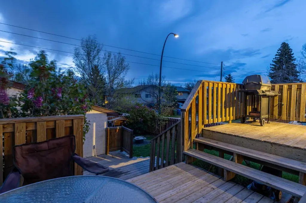 1132 Berkley Drive NW Calgary AB t3k1e4