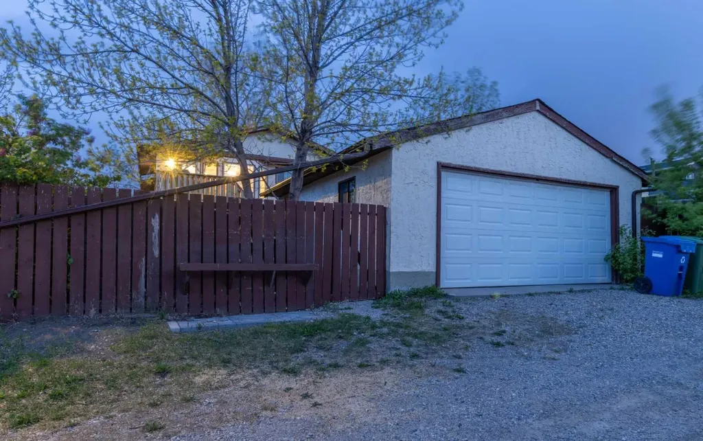 1132 Berkley Drive NW Calgary AB t3k1e4
