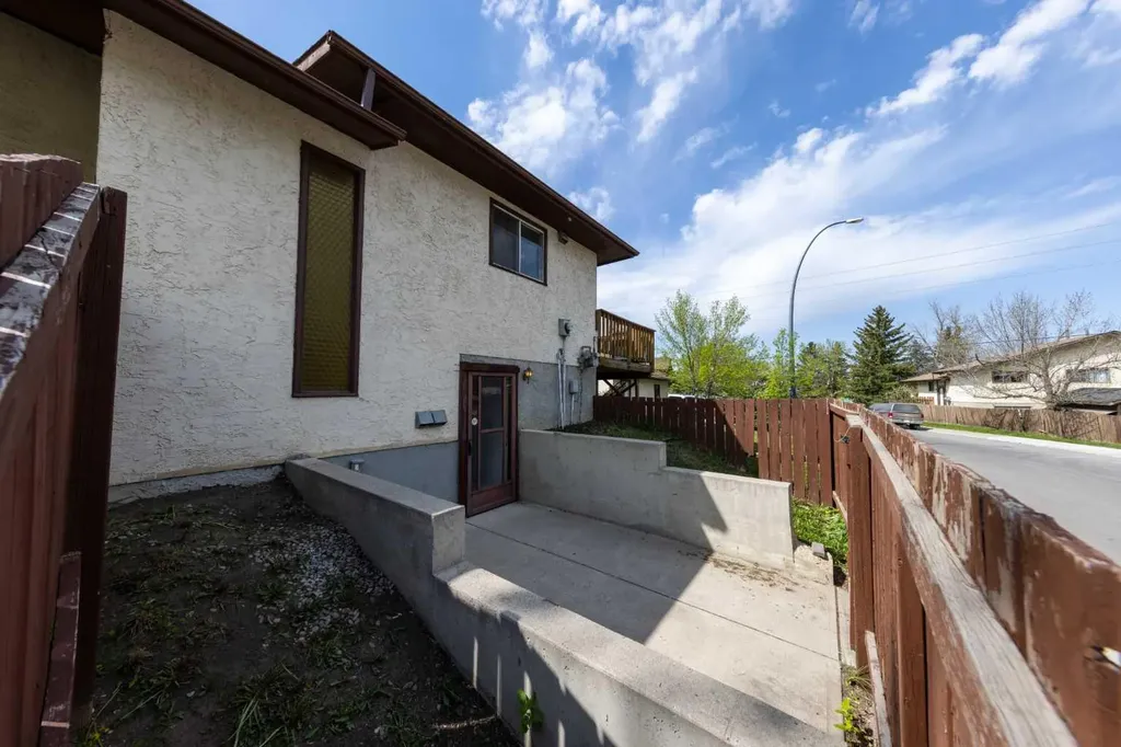 1132 Berkley Drive NW Calgary AB t3k1e4