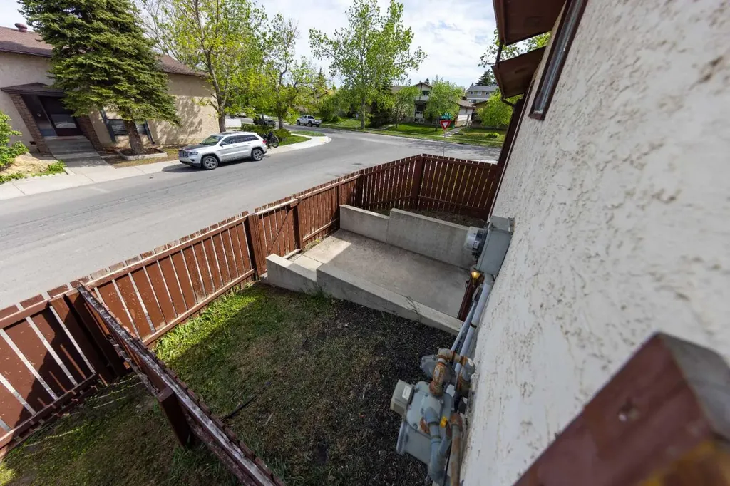 1132 Berkley Drive NW Calgary AB t3k1e4