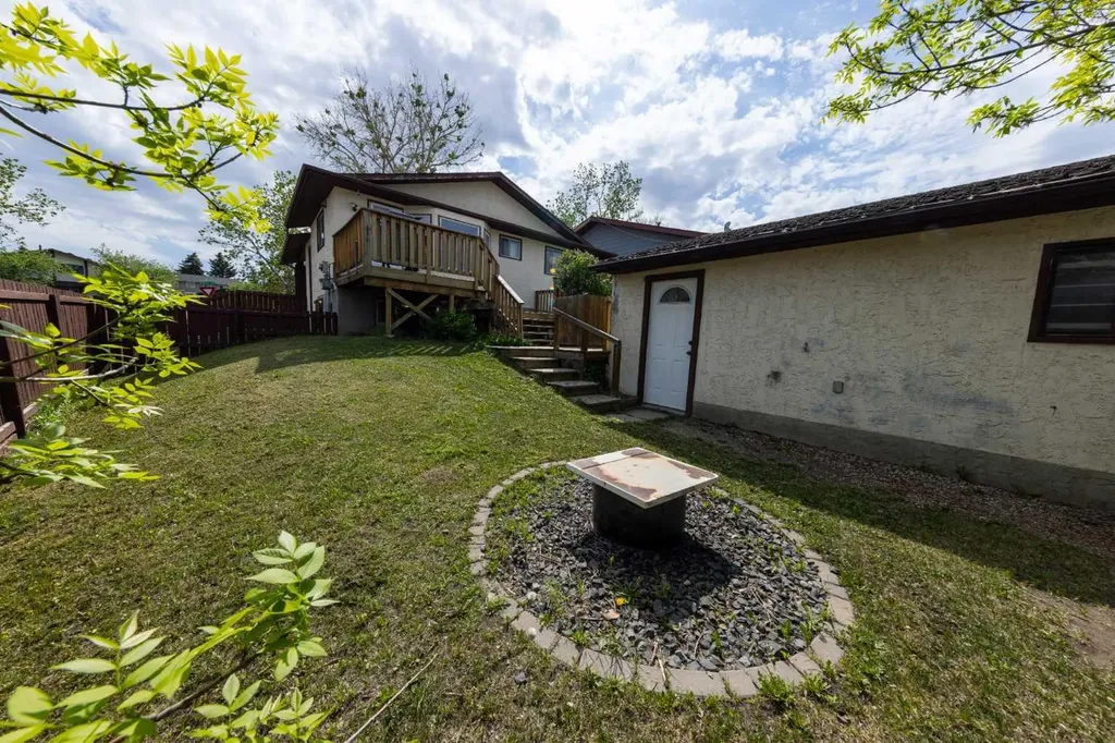 1132 Berkley Drive NW Calgary AB t3k1e4