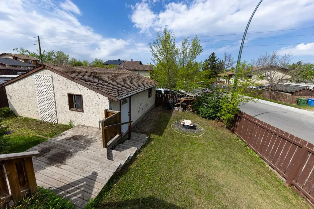 1132 Berkley Drive NW Calgary AB t3k1e4