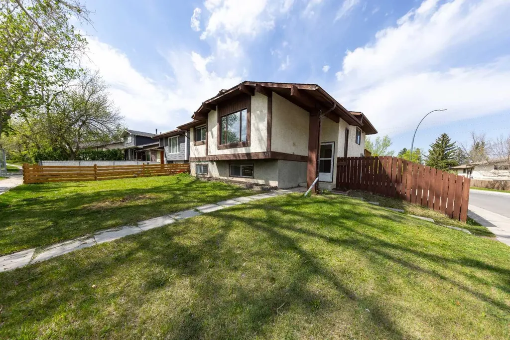 1132 Berkley Drive NW Calgary AB t3k1e4