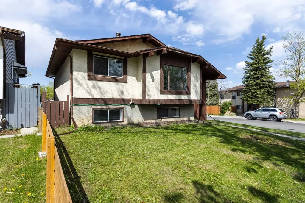 1132 Berkley Drive NW Calgary AB t3k1e4