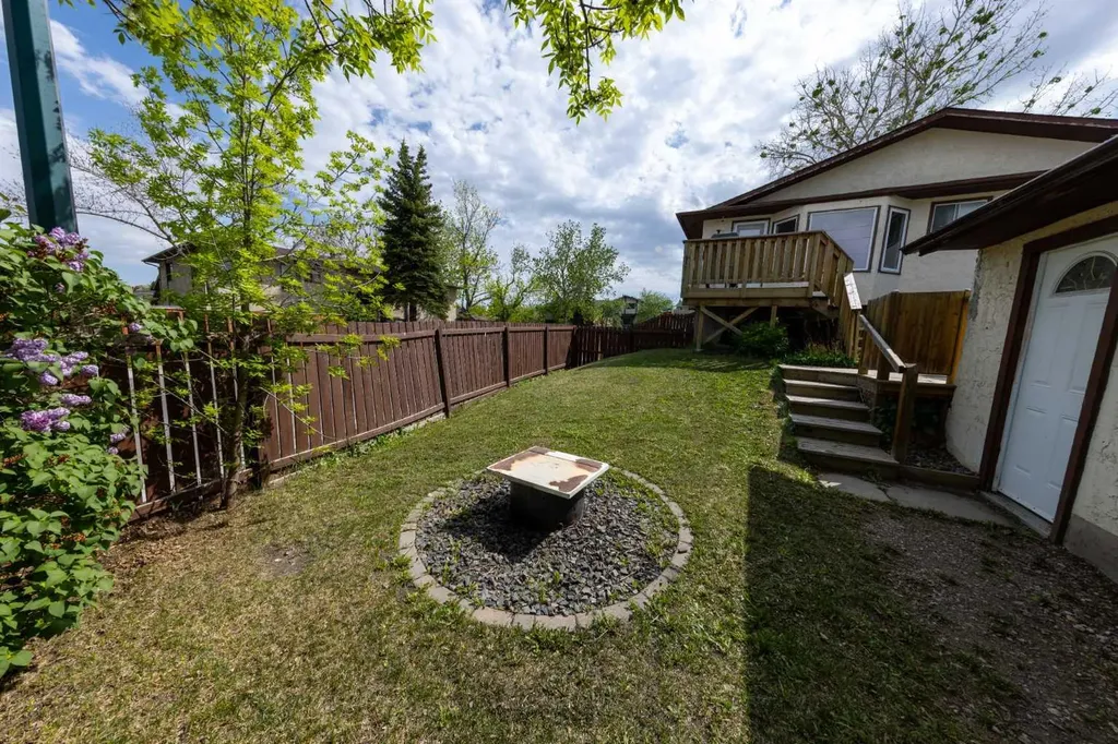 1132 Berkley Drive NW Calgary AB t3k1e4