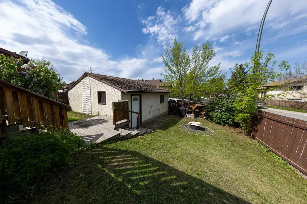 1132 Berkley Drive NW Calgary AB t3k1e4