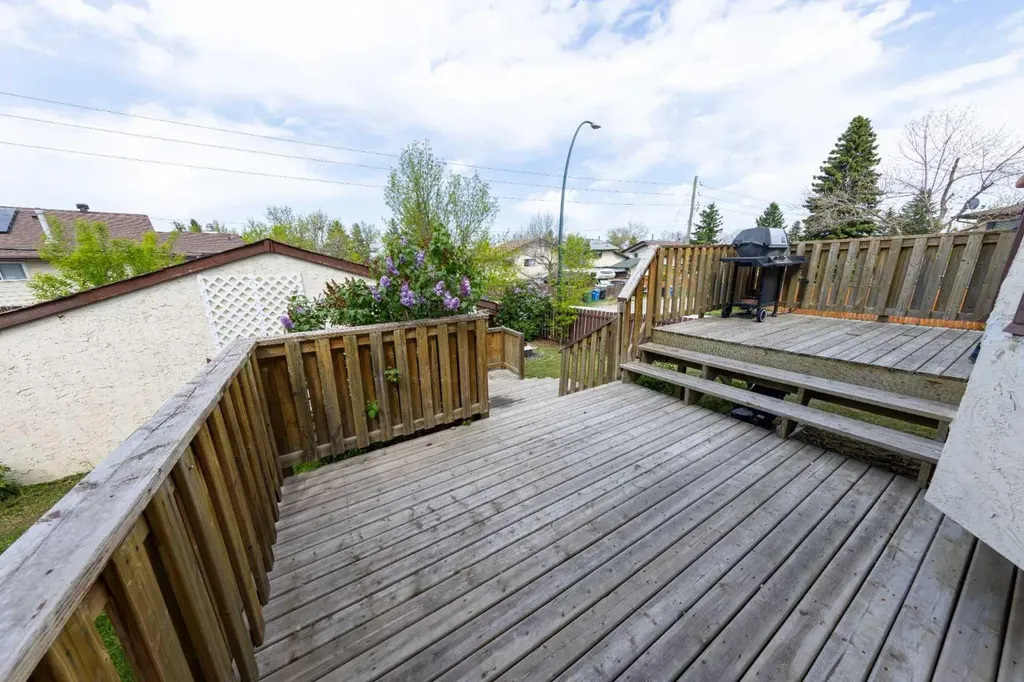 1132 Berkley Drive NW Calgary AB t3k1e4
