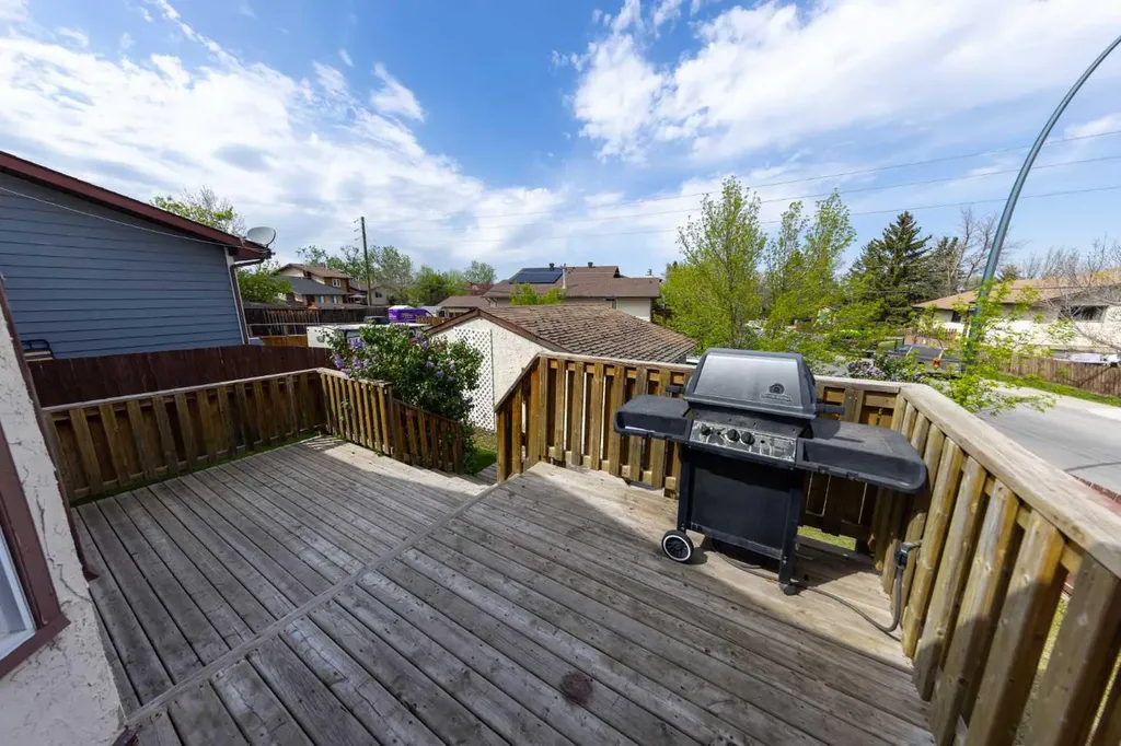 1132 Berkley Drive NW Calgary AB t3k1e4