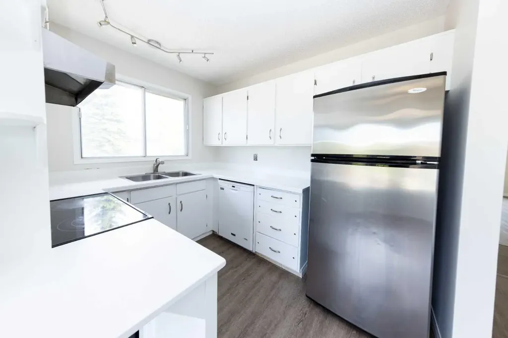 1132 Berkley Drive NW Calgary AB t3k1e4