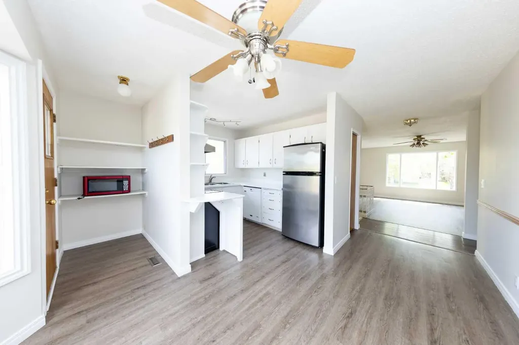 1132 Berkley Drive NW Calgary AB t3k1e4