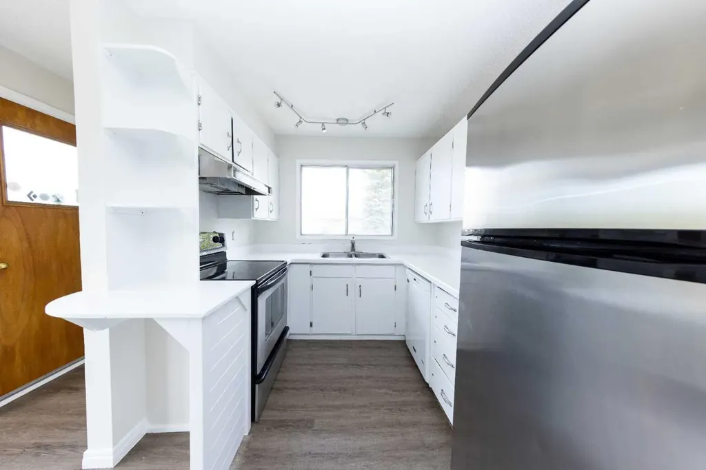 1132 Berkley Drive NW Calgary AB t3k1e4