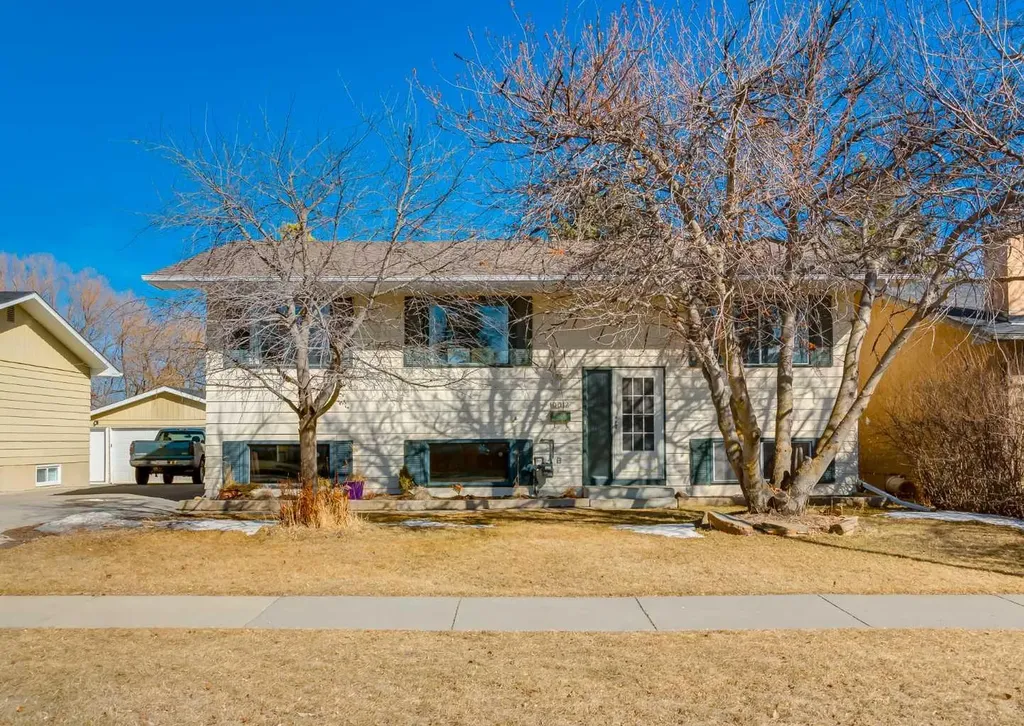 10012 Oakfield Drive SW Calgary AB T2V 4B4