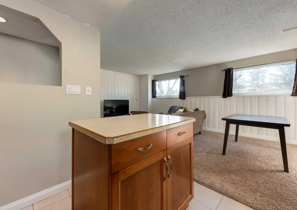 10012 Oakfield Drive SW Calgary AB T2V 4B4