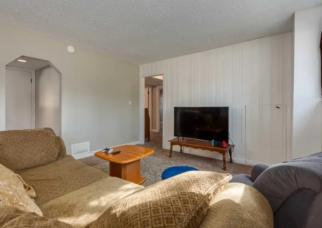 10012 Oakfield Drive SW Calgary AB T2V 4B4