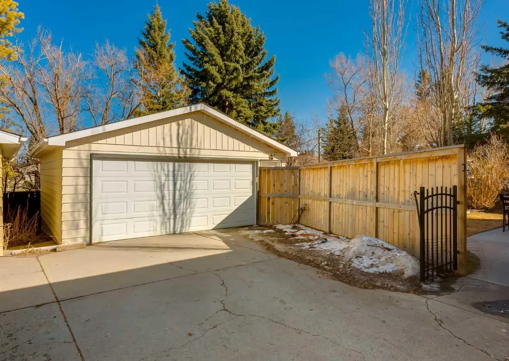 10012 Oakfield Drive SW Calgary AB T2V 4B4