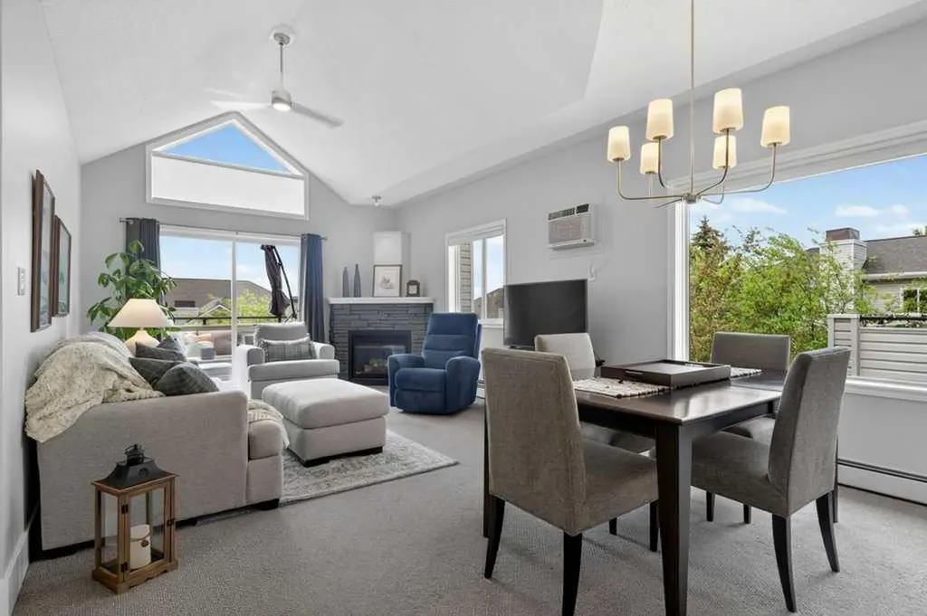 7451 Springbank Boulevard SW Calgary AB T3H 4K5