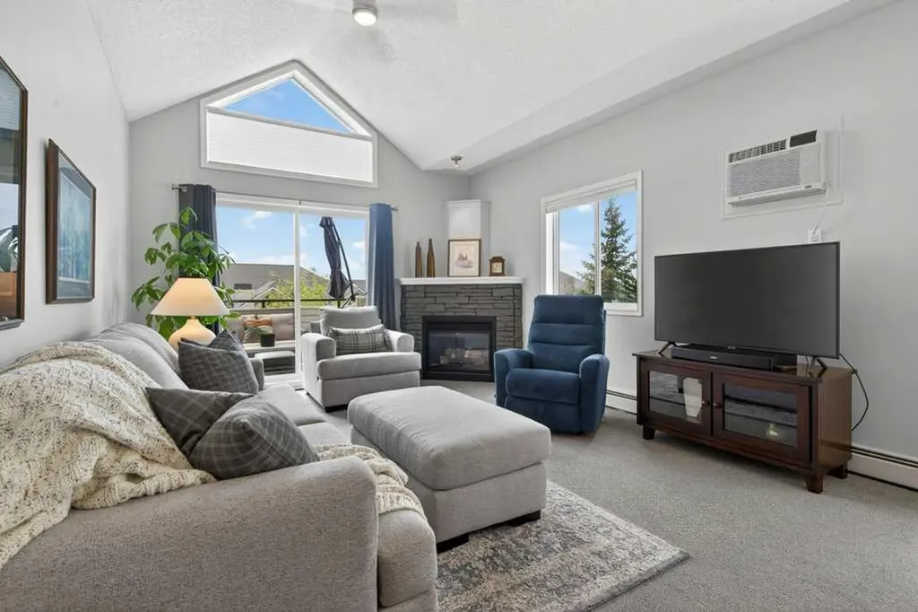 7451 Springbank Boulevard SW Calgary AB T3H 4K5