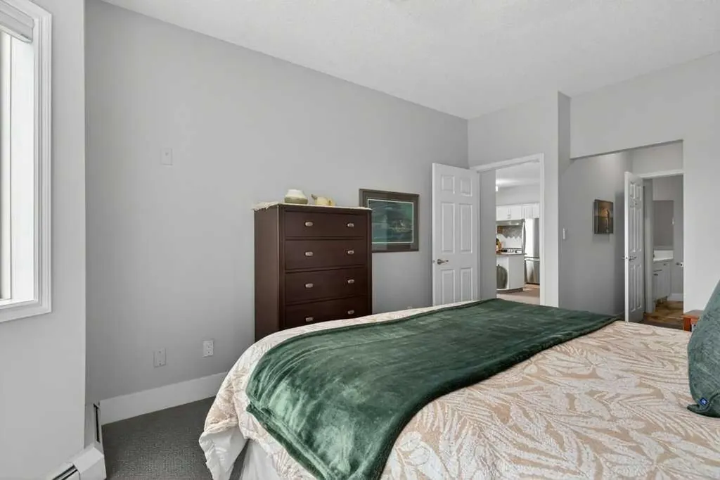 7451 Springbank Boulevard SW Calgary AB T3H 4K5
