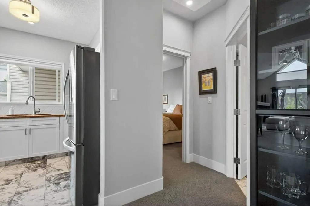 7451 Springbank Boulevard SW Calgary AB T3H 4K5