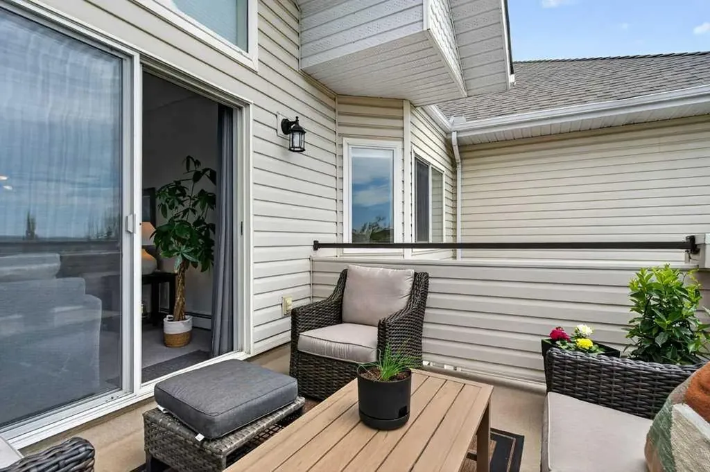 7451 Springbank Boulevard SW Calgary AB T3H 4K5