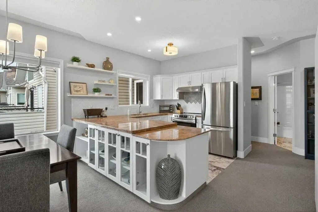 7451 Springbank Boulevard SW Calgary AB T3H 4K5