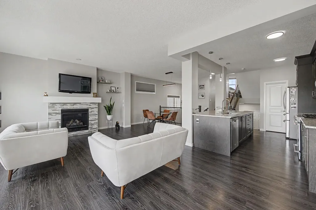 53 Fireside Crescent Cochrane AB T4C 2L4