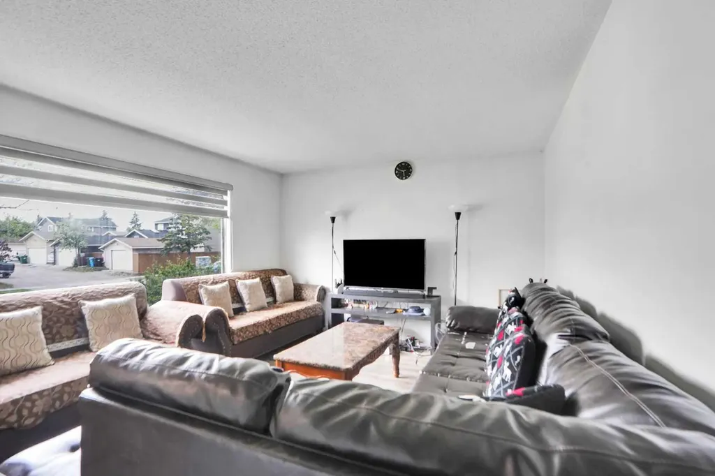 168 Castlebrook Drive NE Calgary AB t3j5k2